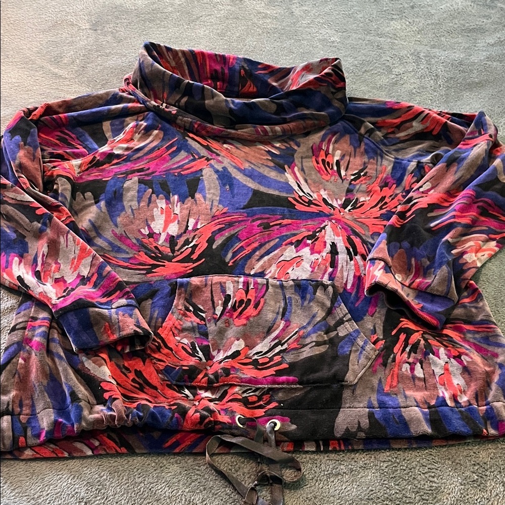 Colorful velour pullover with cowlneck
